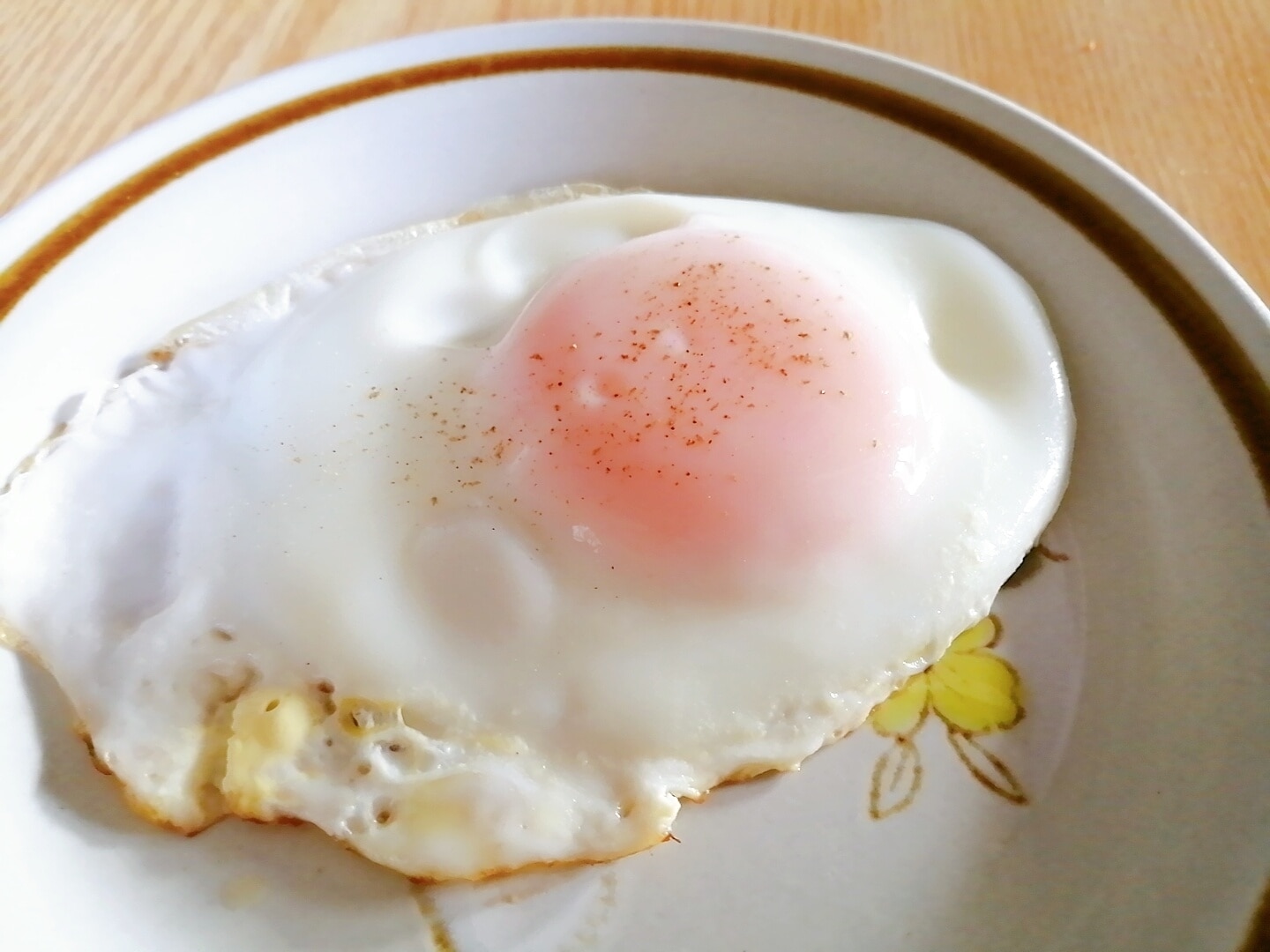 フライパンにマヨネーズ丸く目玉焼き