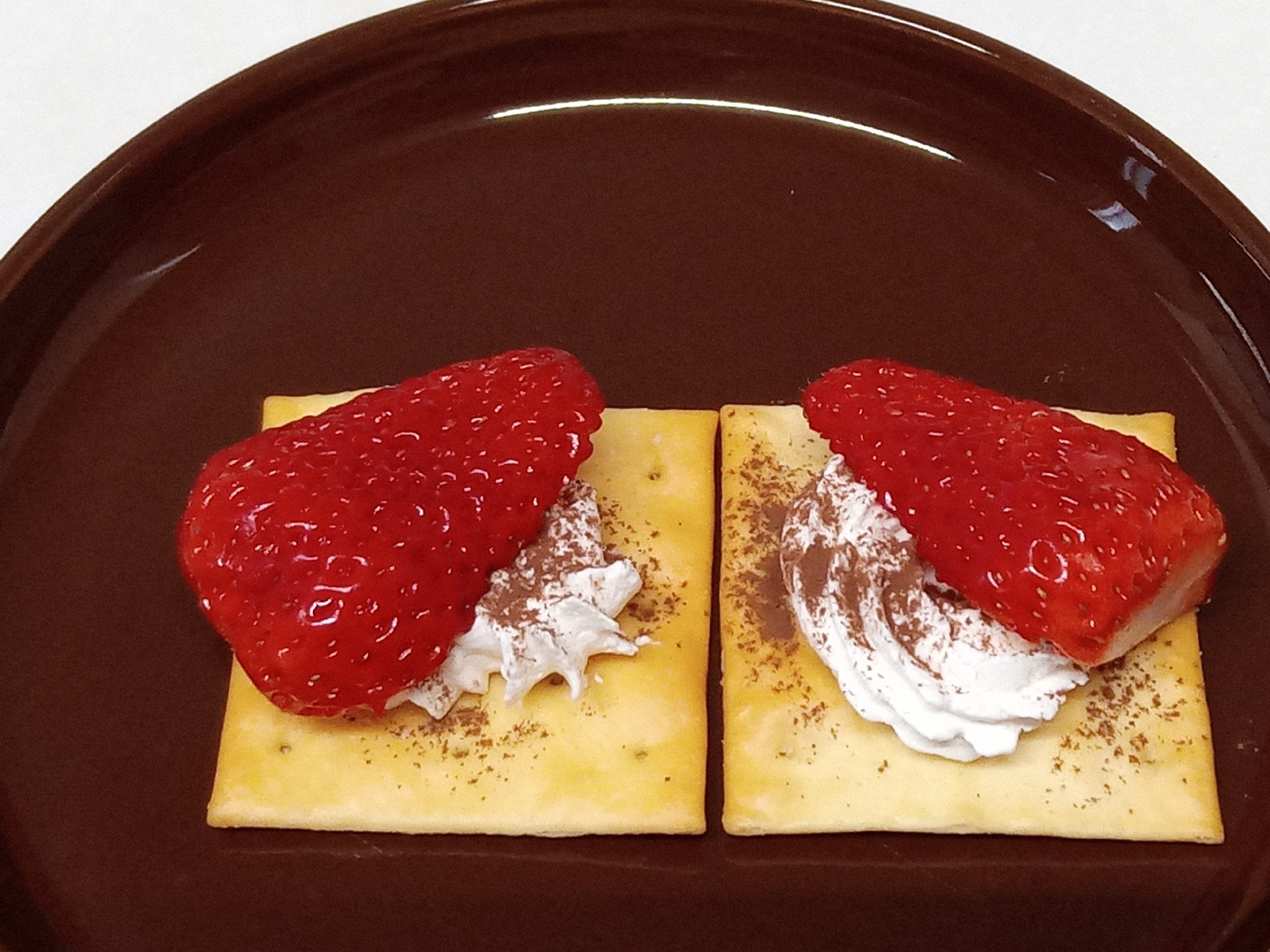 苺とホイップクリームのせチーズクラッカー