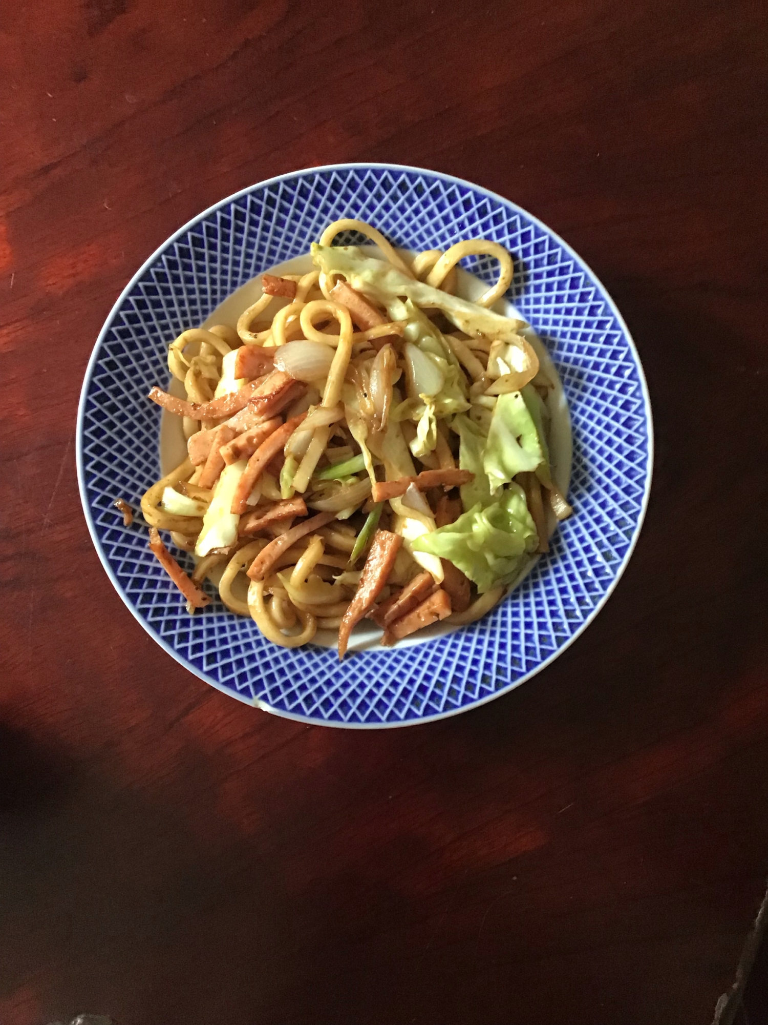 スパムの焼きうどん（ニンニク醤油味）