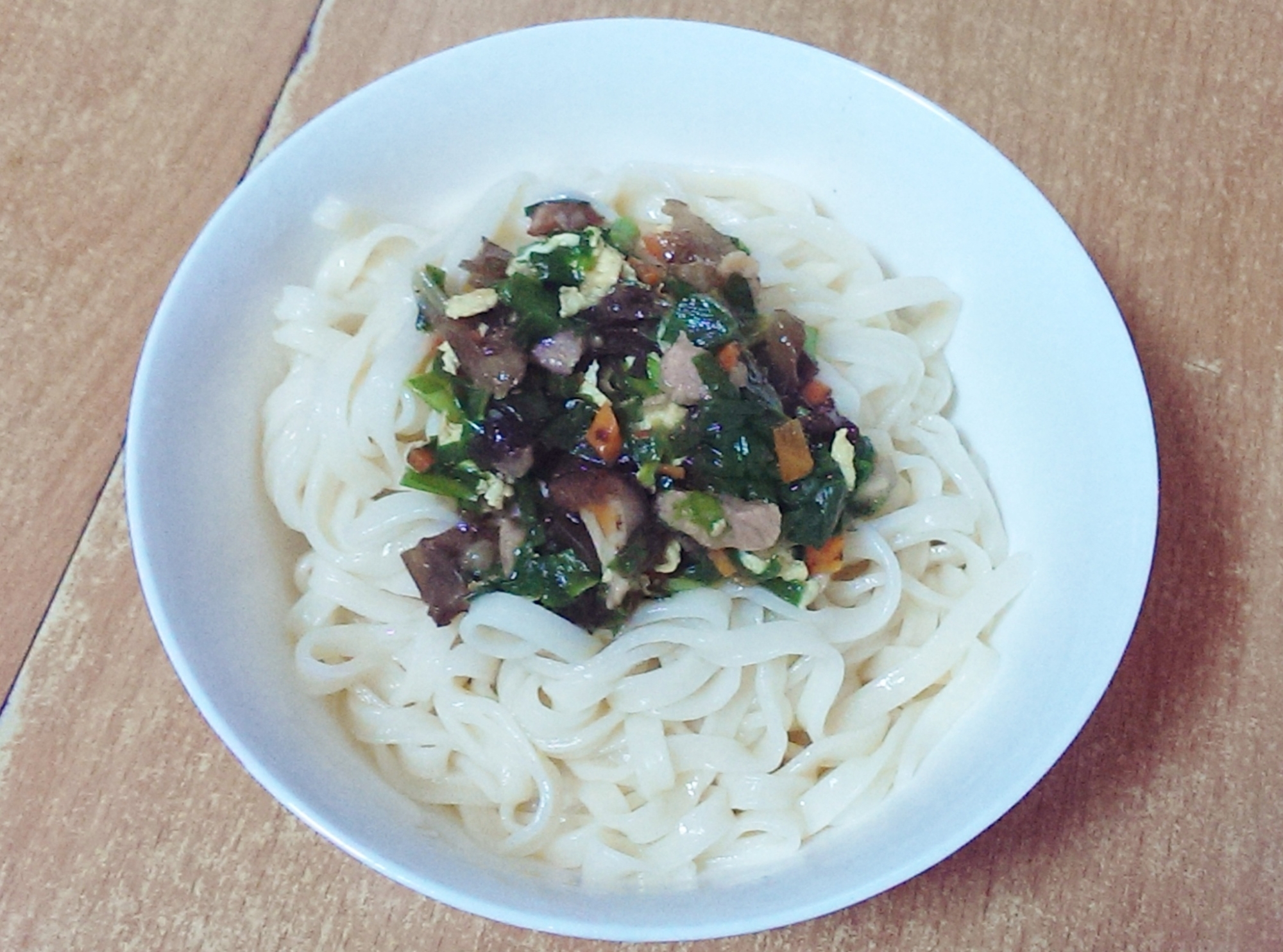 ニラとしいたけと豚肉のあんかけ麺