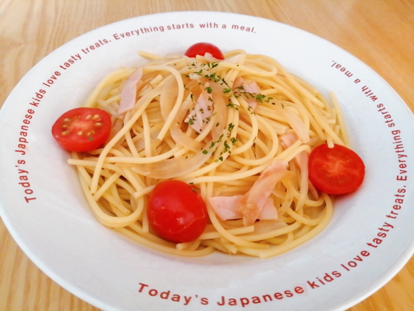 玉ねぎとハムとミニトマトのコンソメパスタ