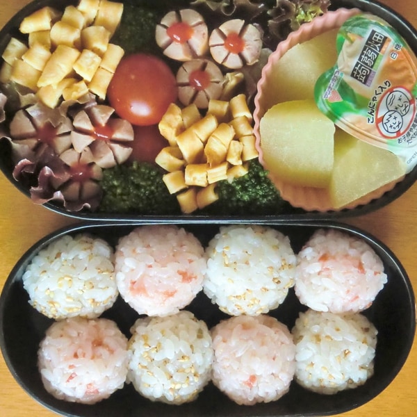 こどものお弁当 紅白玉おにぎり お花のおかず レシピ 作り方 By R Chibico 楽天レシピ こどものお弁当 紅白玉おにぎり お花のおかず レシピ 作り方 By R Chibico 楽天レシピ