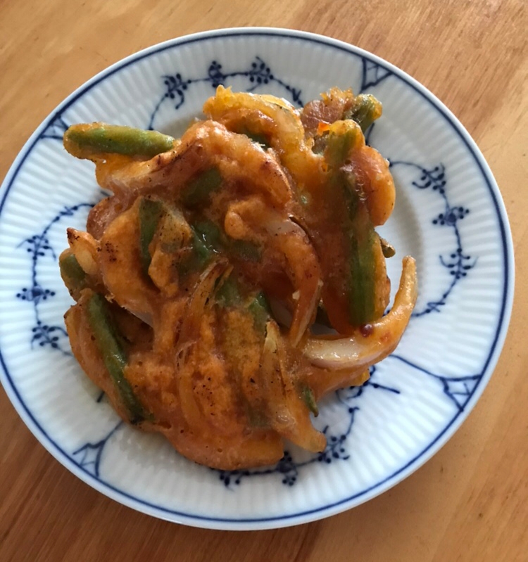 インゲンと紫玉ねぎのパプリカかき揚げ