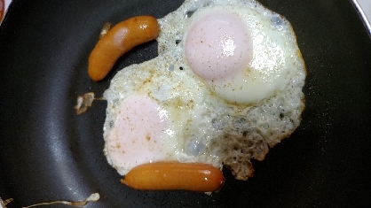 目玉焼きウインナー茹でキャベツサラダ添え