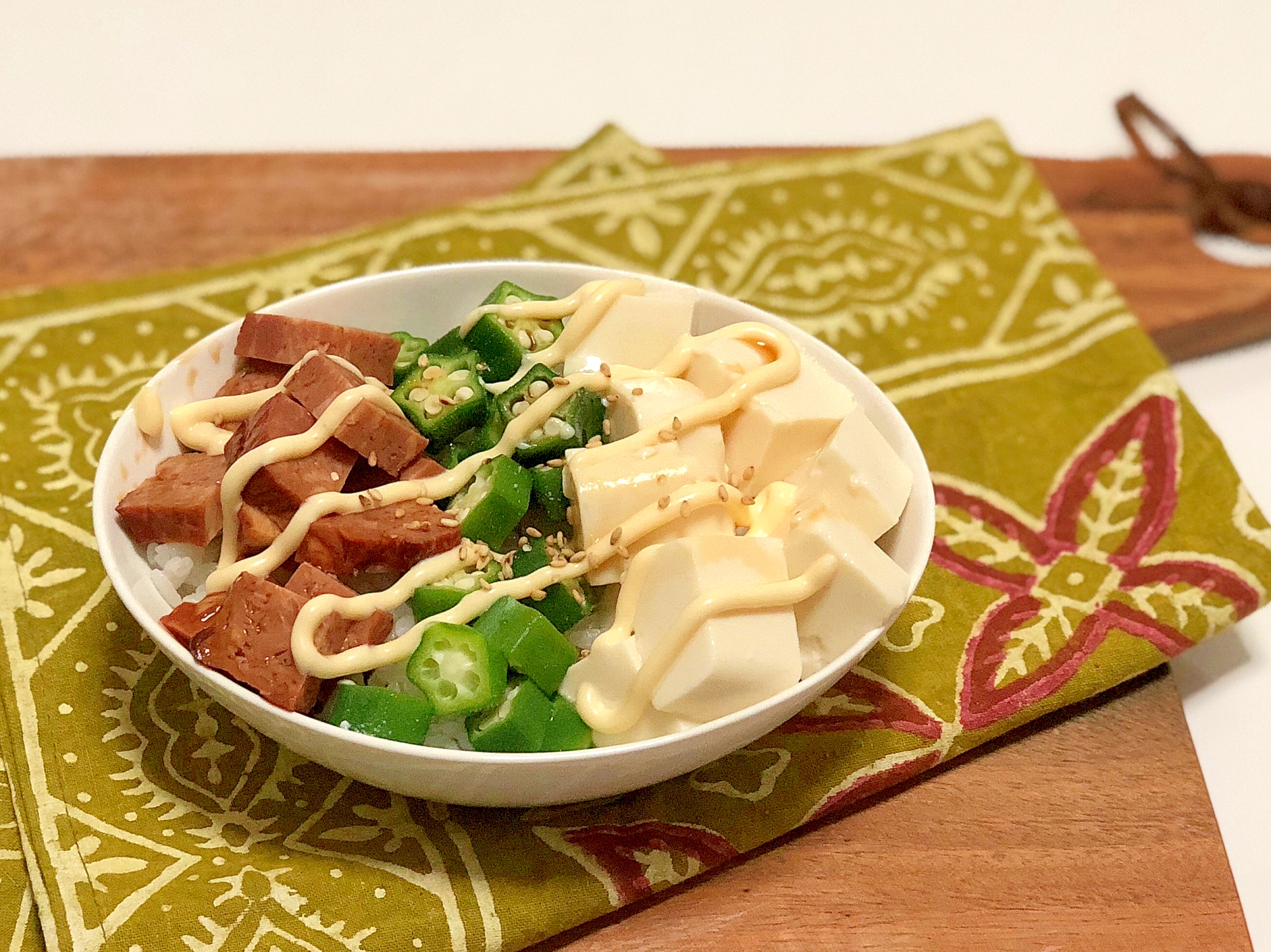 三色丼 焼豚 オクラ 豆腐 マヨめんつゆ レシピ 作り方 By まかろん 楽天レシピ 三色丼 焼豚 オクラ 豆腐 マヨめんつゆ レシピ 作り方 By まかろん 楽天レシピ