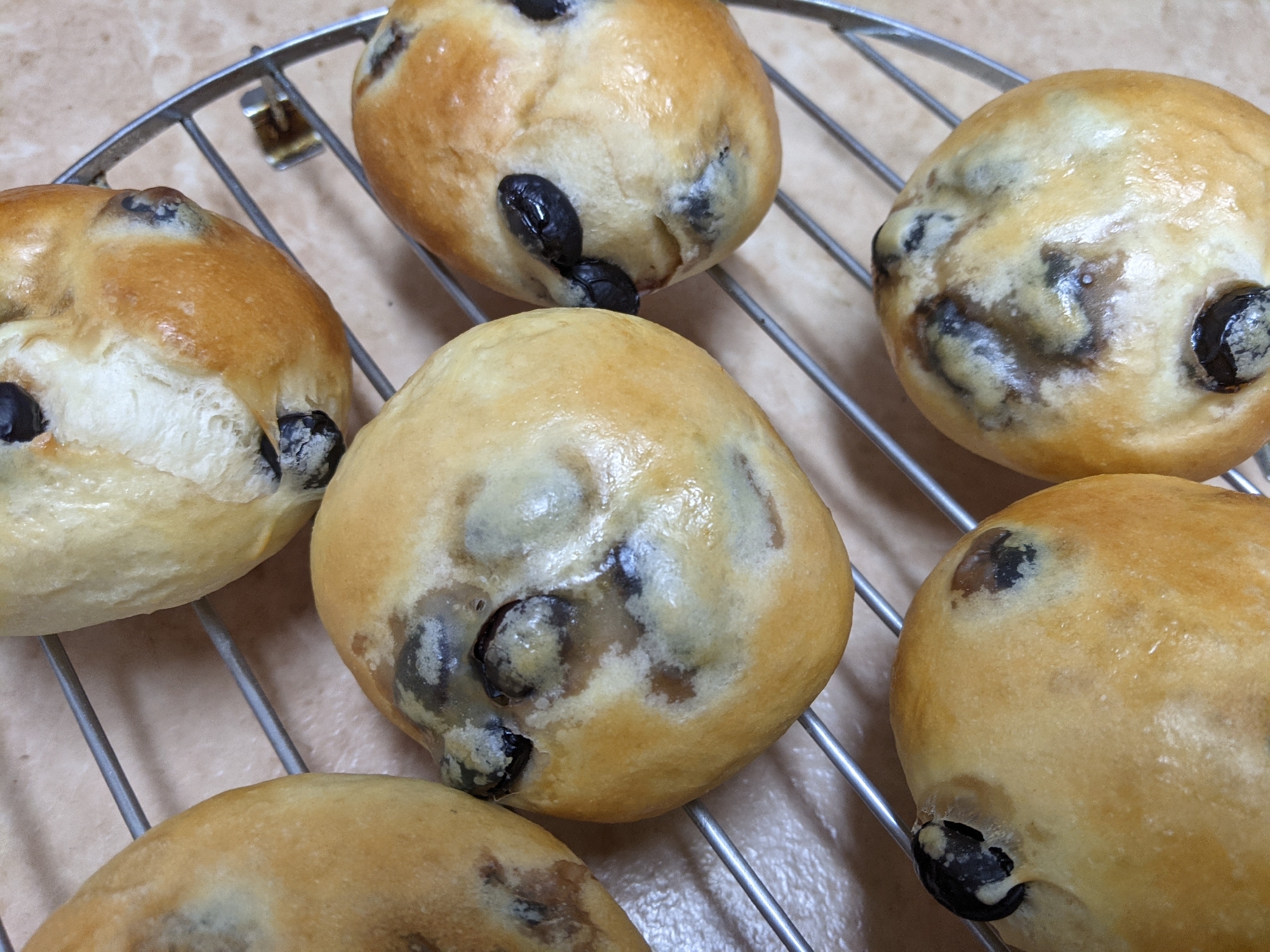 中にも外にも!黒豆パン