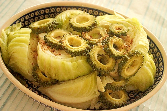 簡単!美味しい!【ゴーヤとキャベツの蒸しサラダ】