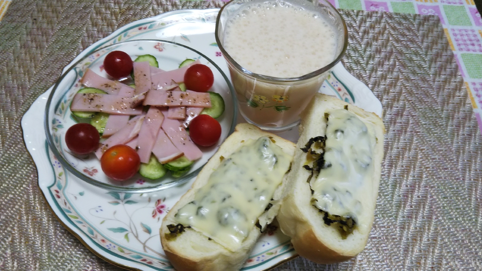高菜チーズトーストとスムージーとハム野菜サラダ☆