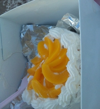 桃缶のヨーグルトクリームケーキ