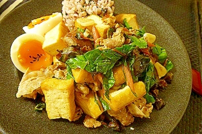 グレーの皿に盛られたスイスチャードと豚肉のオイスター炒め