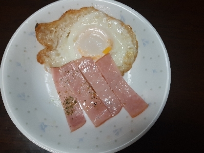 おはようございます。朝食に美味なハムエッグ♪こちらこそいつも有難うございます4月も宜しくです(^-^)うちの桜は必死に満開耐えてるって感じ。よい週末を～