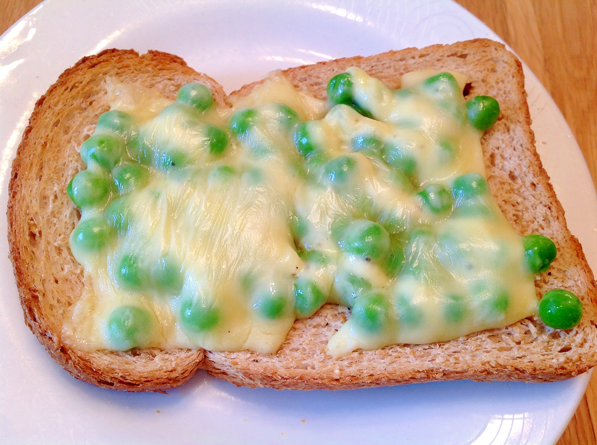 グリーンピースのチーズトースト