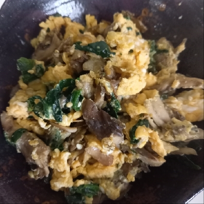 黒舞茸とほうれん草でガーリックマヨたまご炒め