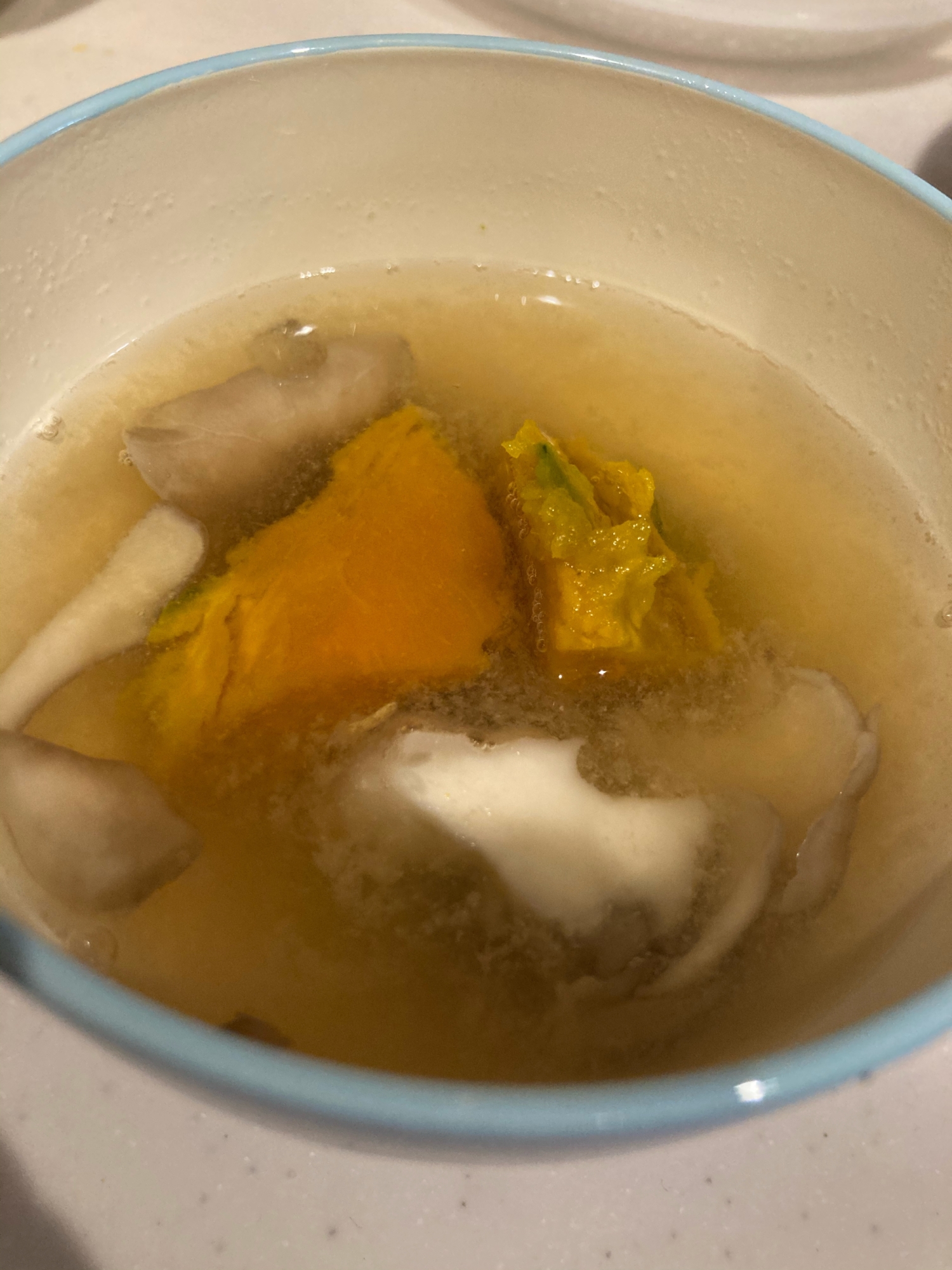 冷凍カボチャで！カボチャと舞茸の味噌汁