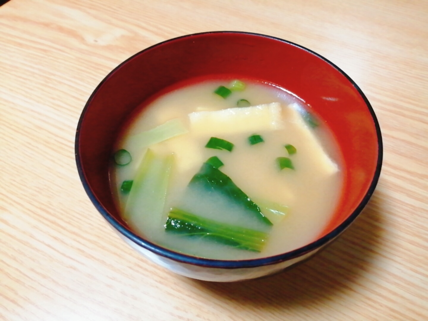 小松菜と油揚げと小ねぎの味噌汁