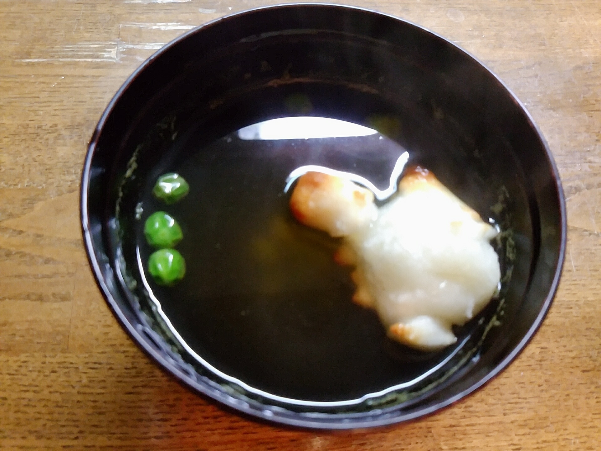 焼き餅とグリーンピースのすまし汁