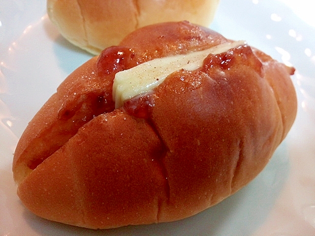 苺ジャムとスライスチーズのキャラメル香るロールパン