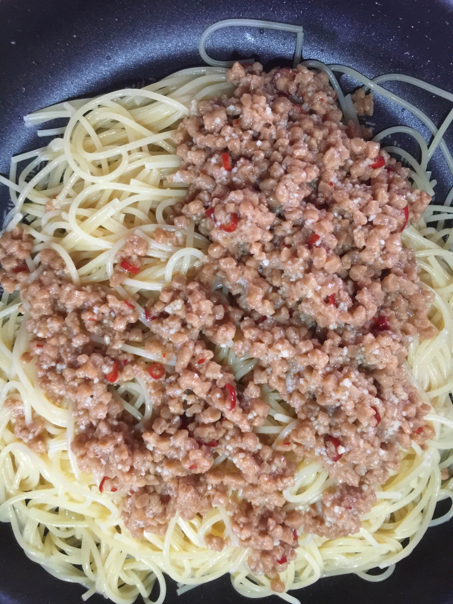 黒い皿に盛り付けたペペロンチーノパスタ風