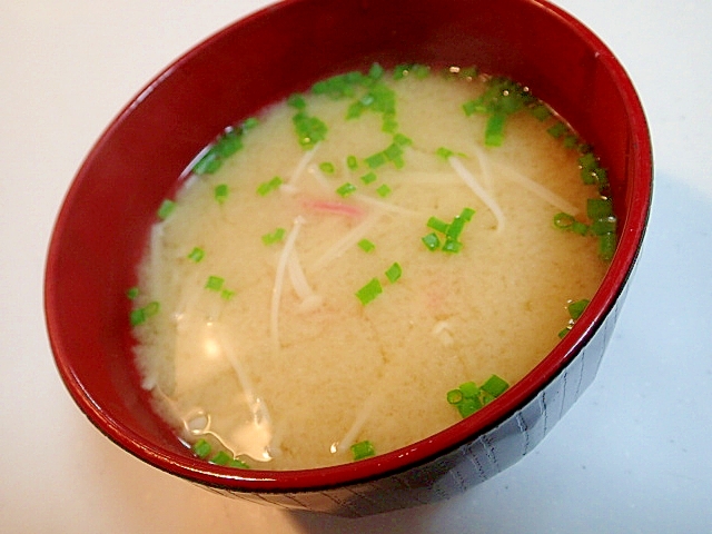 米味噌で　えのきとかにかまのお味噌汁♬