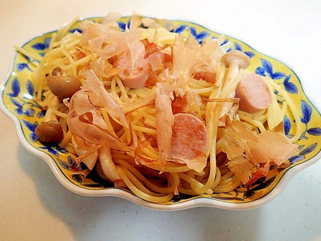 和風　魚肉ソーセージとしめじと花かつおのパスタ