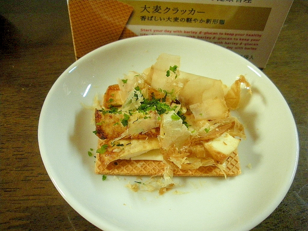 焼き豆腐とチーズのおかかのせ大麦クラッカー
