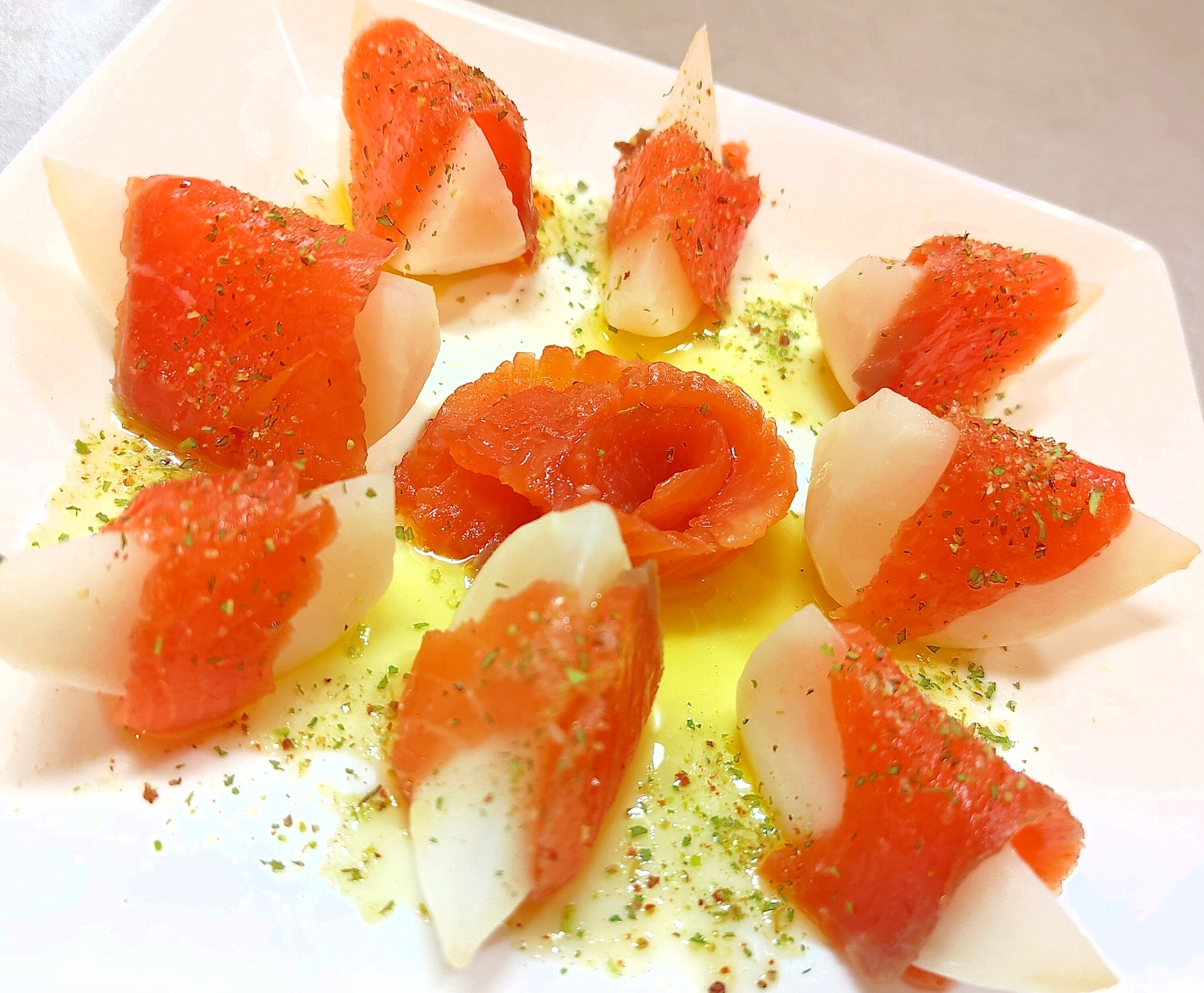 カブとスモークサーモンの前菜◆つまみ,オードブルに