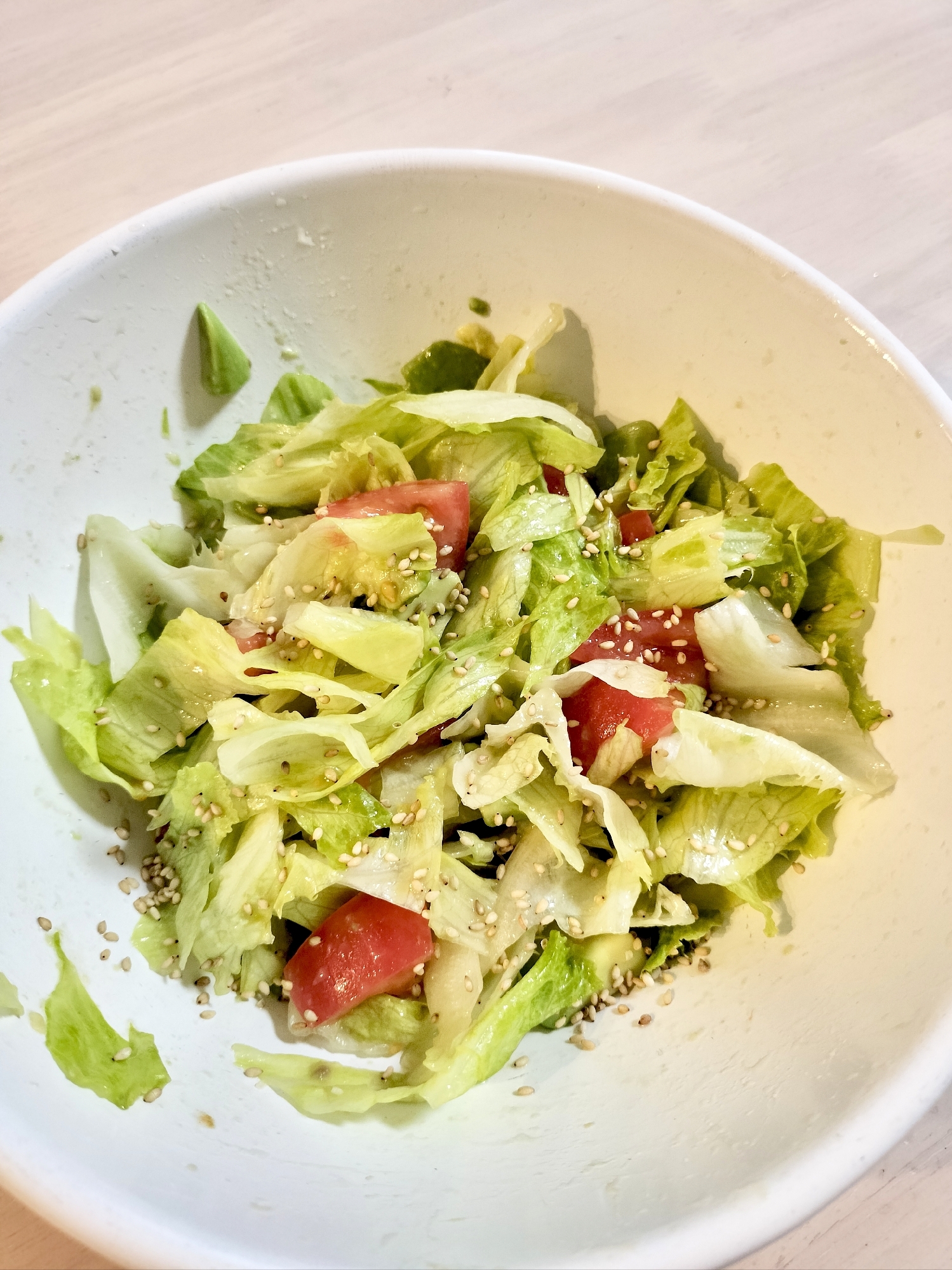 レタス　トマト　アボカドのシンプルサラダ