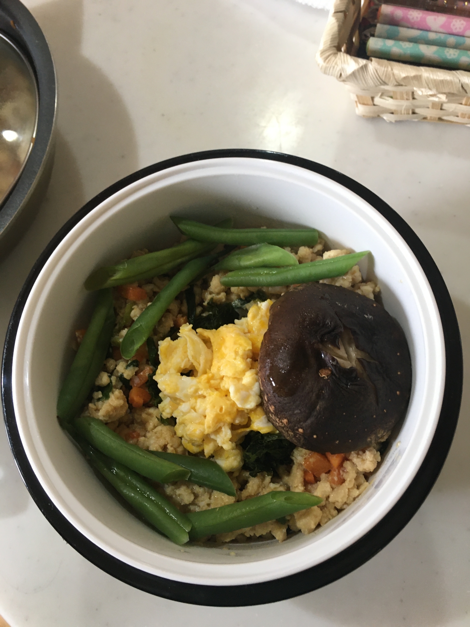 鶏ひき肉の彩り丼