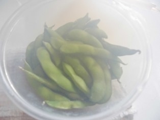 冷凍していた枝豆があったので作ってみました。
レンジで簡単♪良いですね～❤