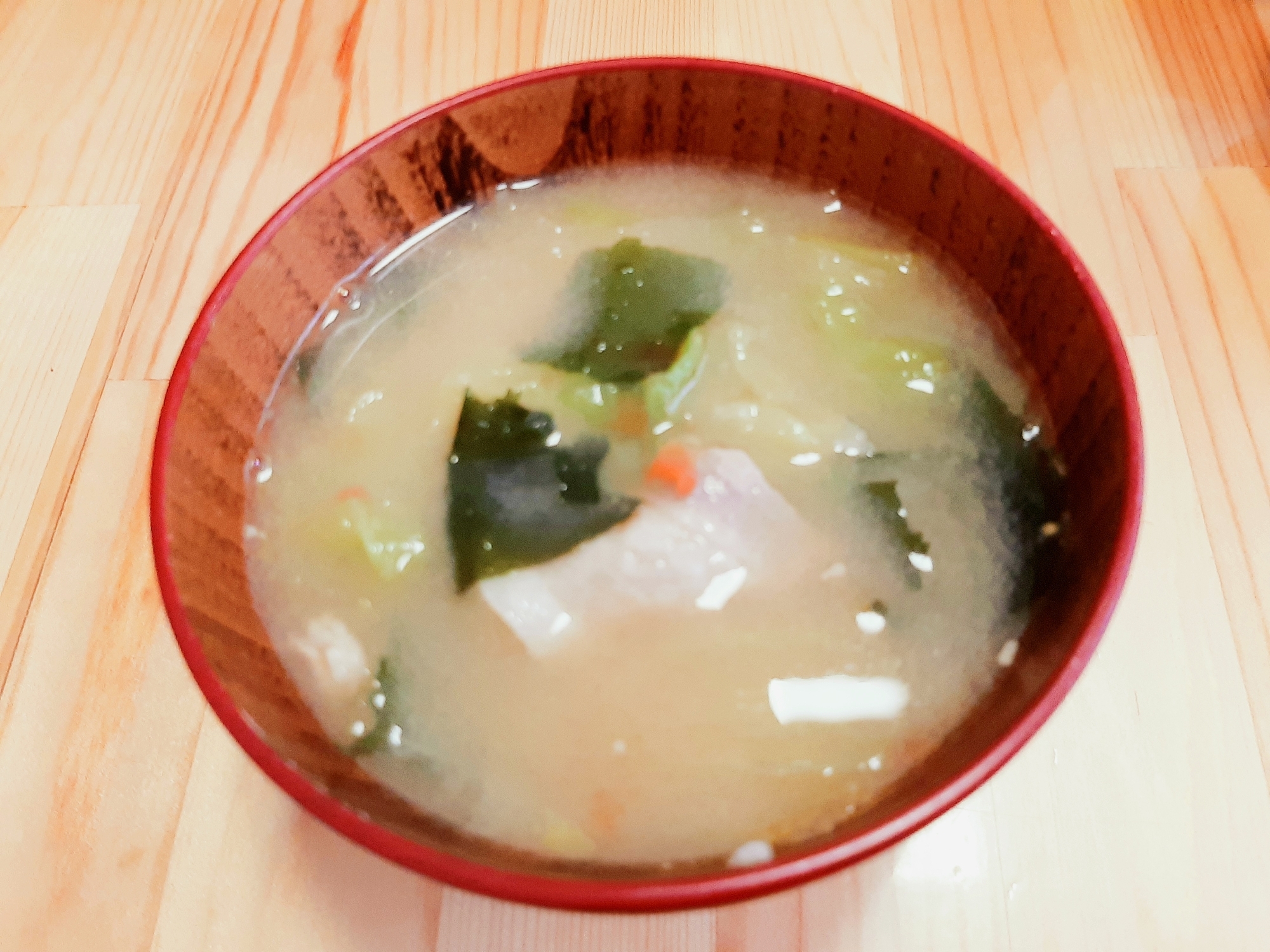 食物繊維たっぷり♡豚レタス味噌汁