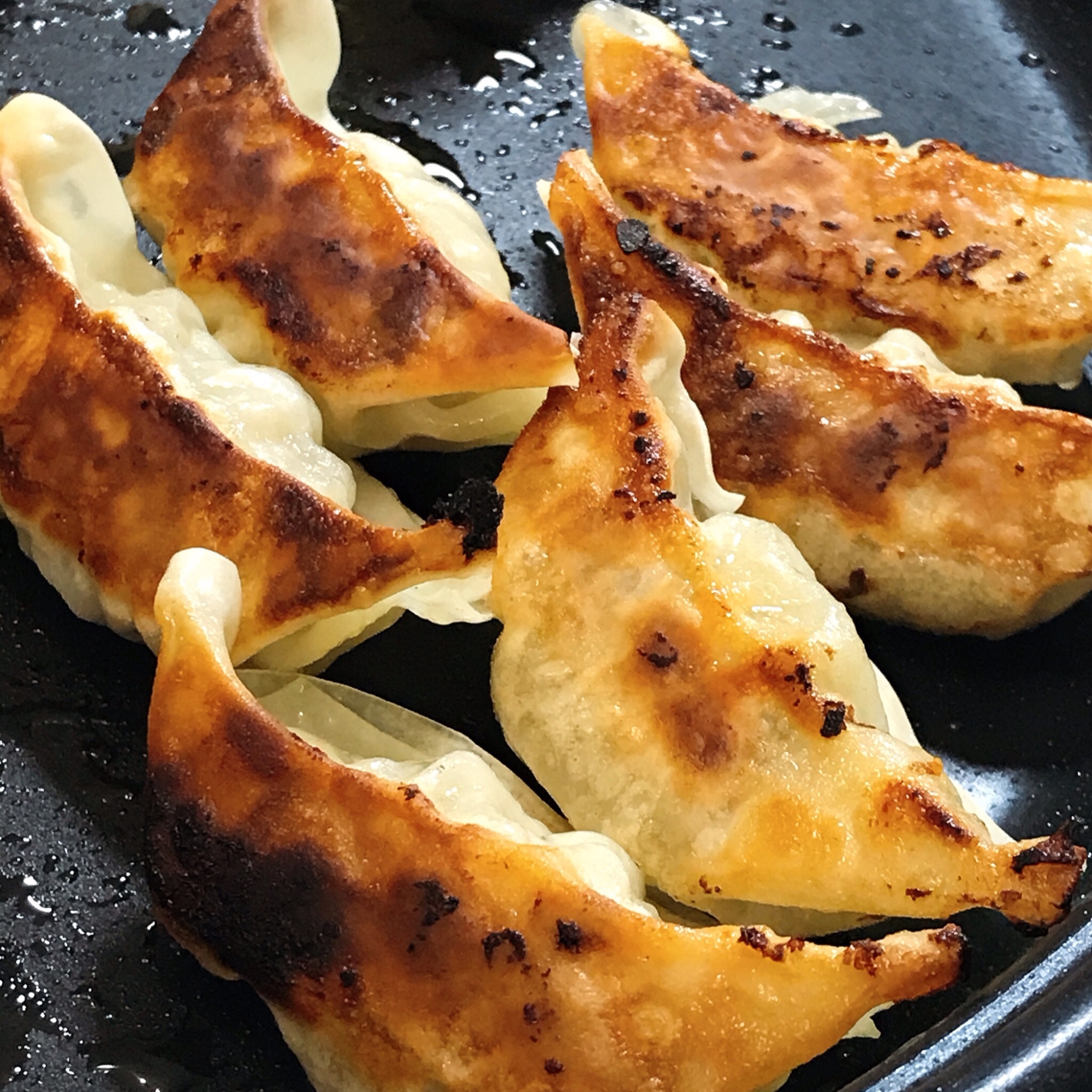 ホットプレートで！パリっとジューシーな餃子の焼き方