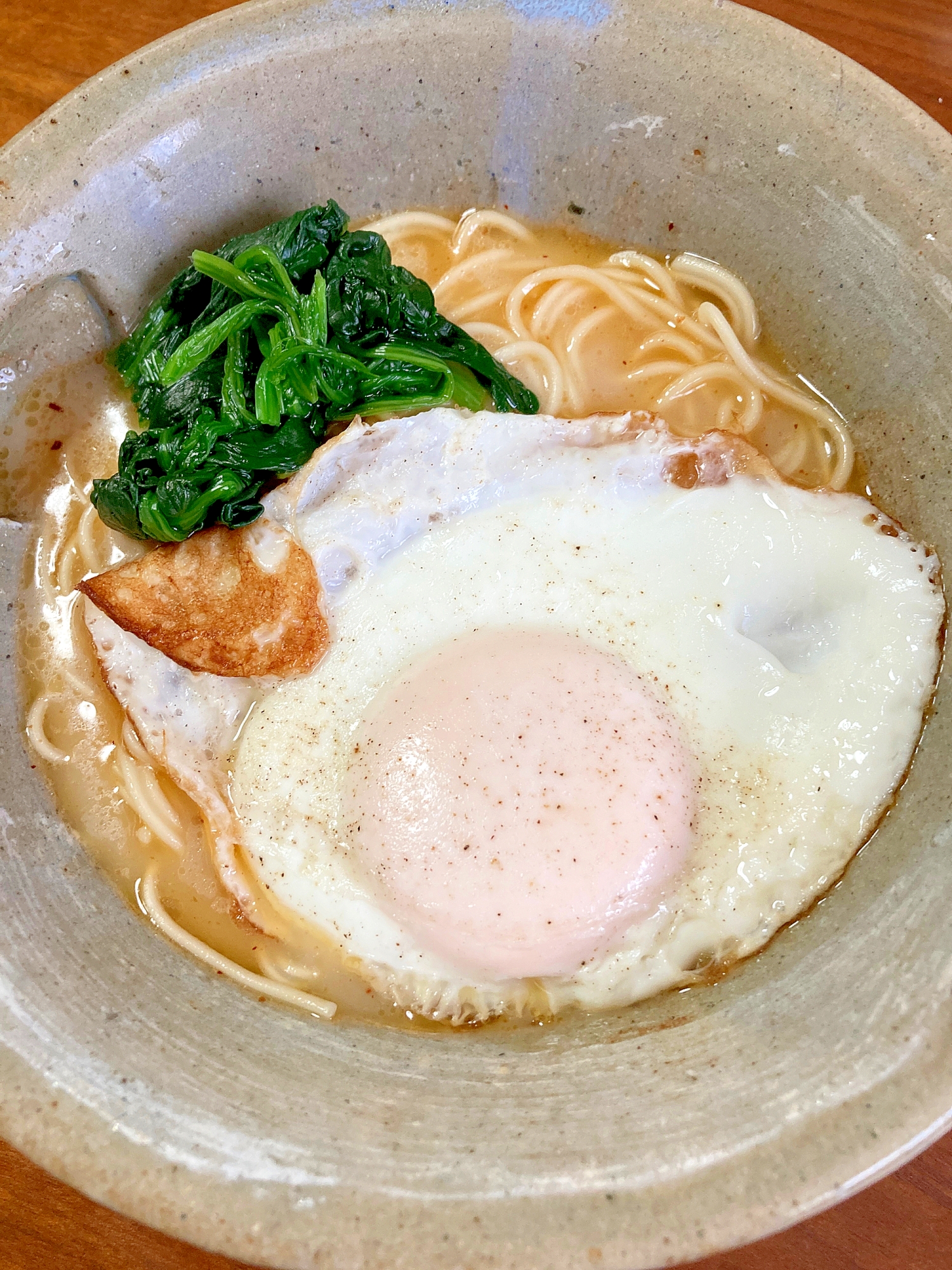 ほうれん草バター炒め、目玉焼きの豚骨ラーメン