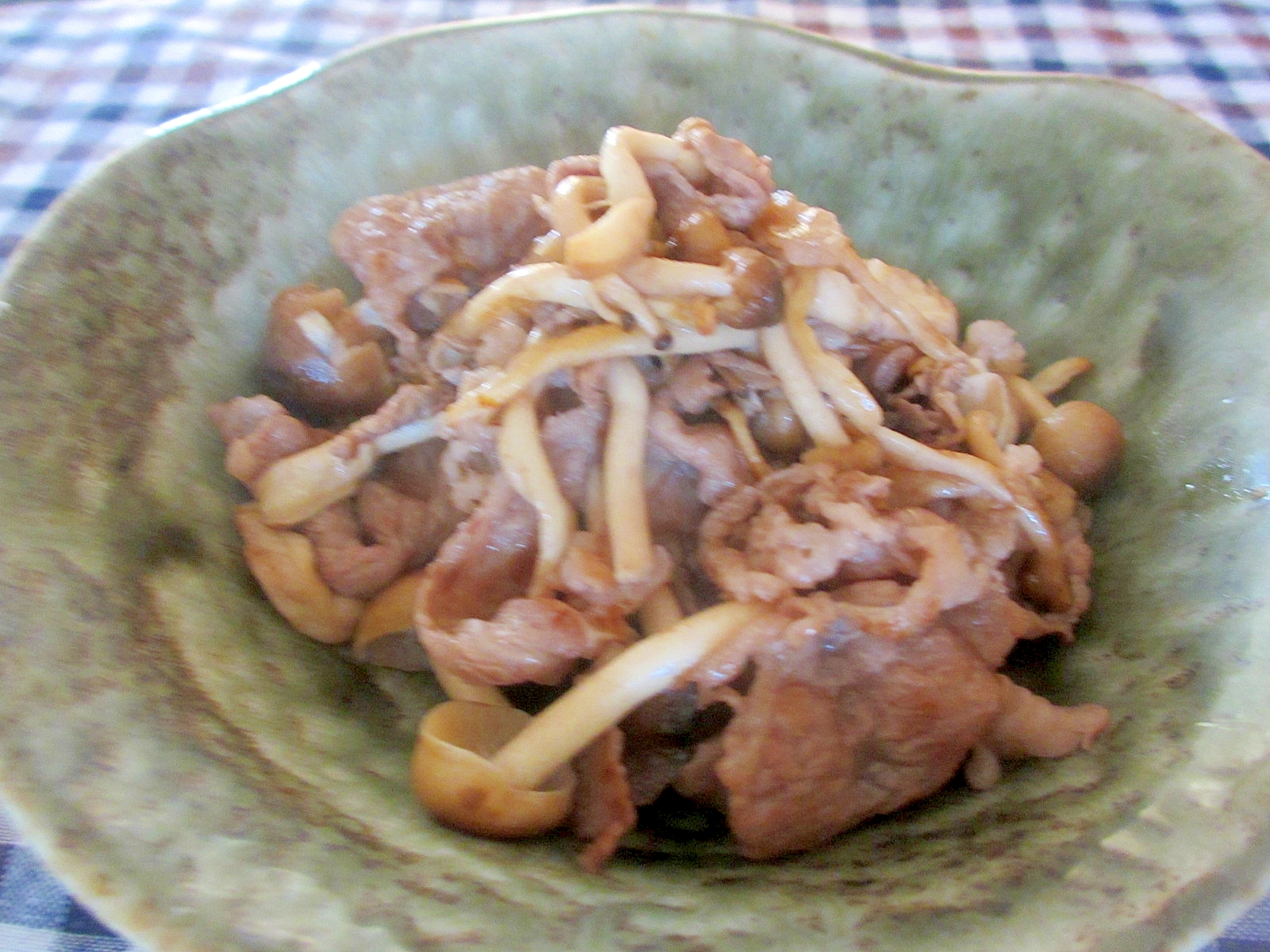 牛肉としめじのにんにくバター醤油炒め