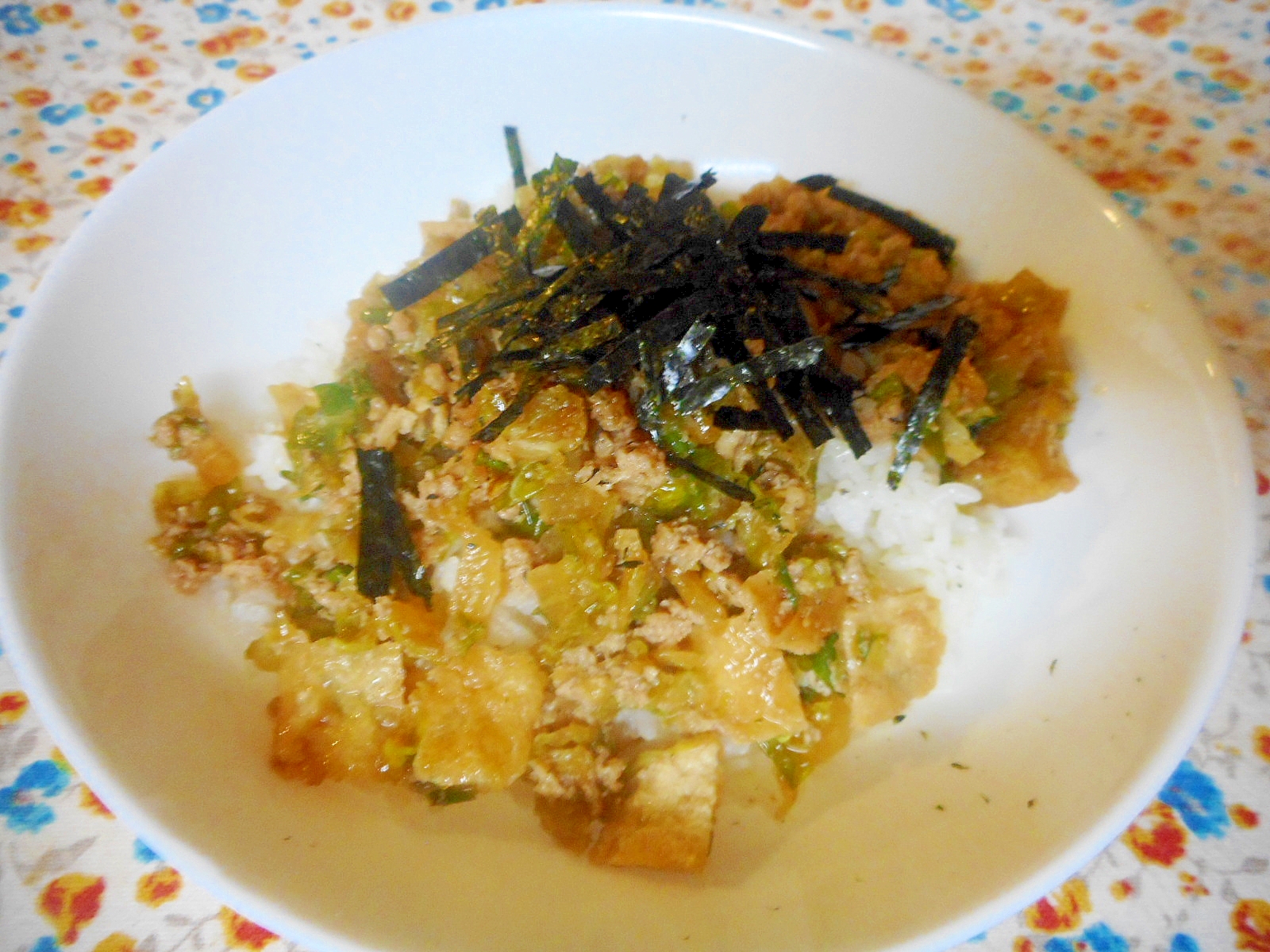 キャベツとお揚げのそぼろ丼