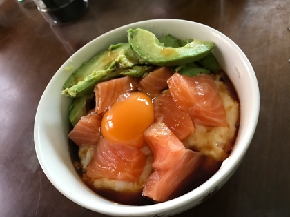 サーモンとアボガドの山かけ丼