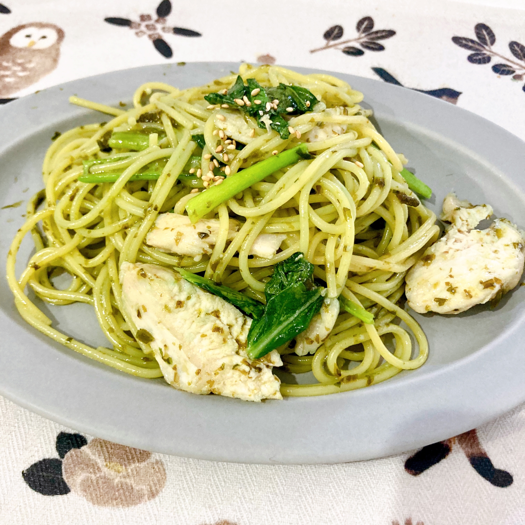 奥多摩の岩海苔わさび使用！鶏胸肉と小松菜のパスタ