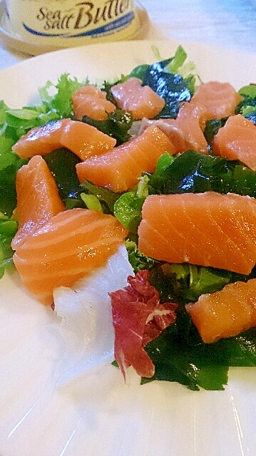 サーモン、ワカメのポン酢ドレッシングサラダ