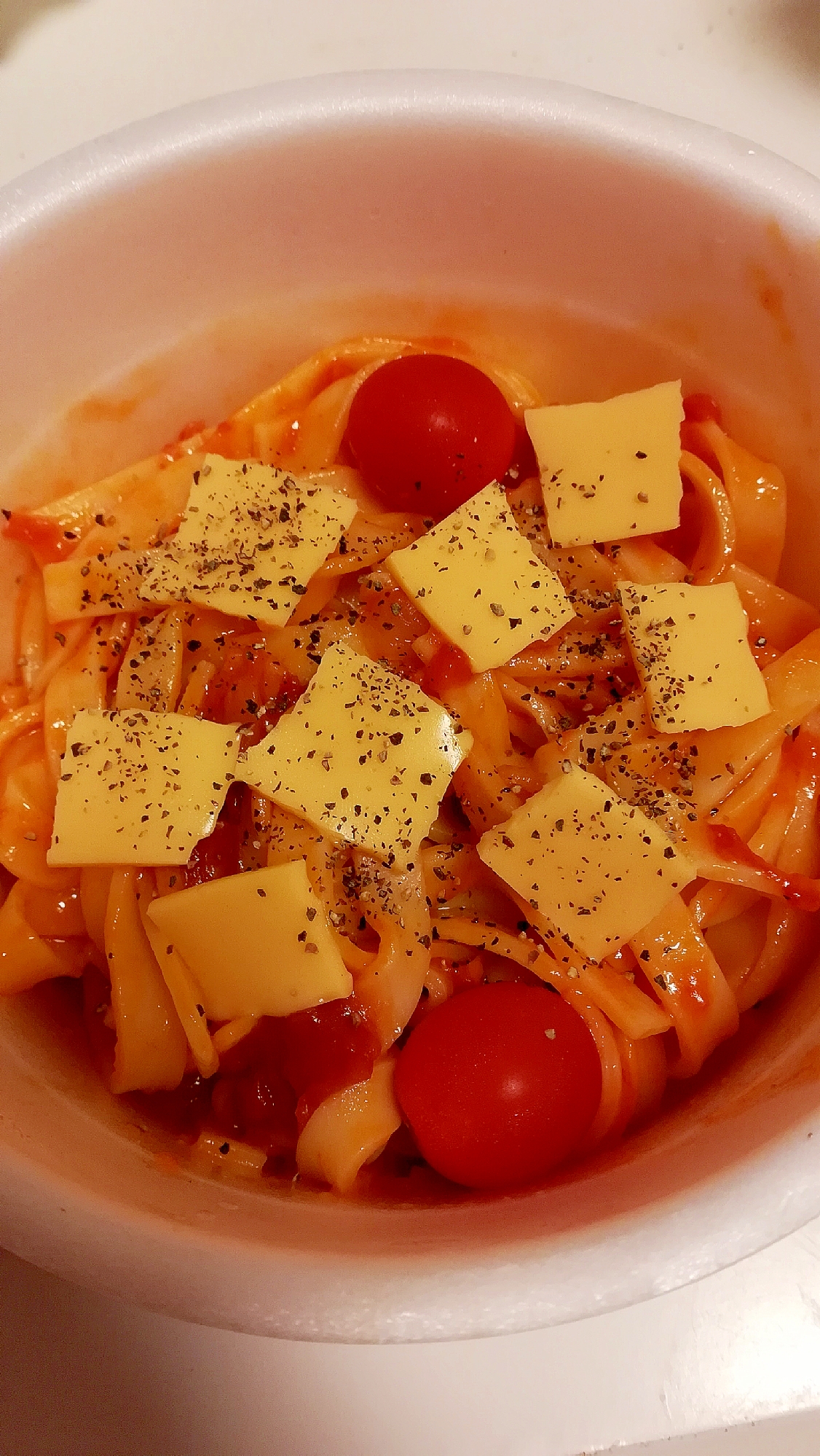 ミニトマトとスライスチーズ入り☆トマトソースパスタ