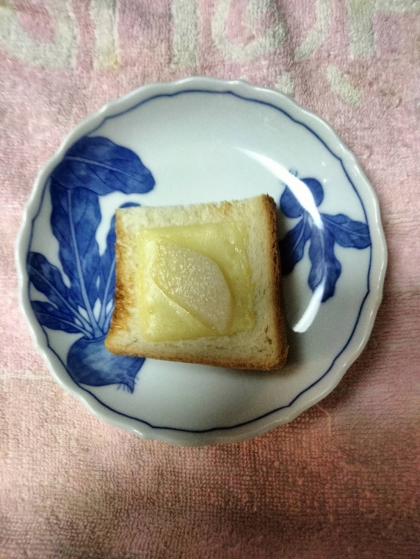 チーズトーストアレンジ 梨のせてシナモンかけて