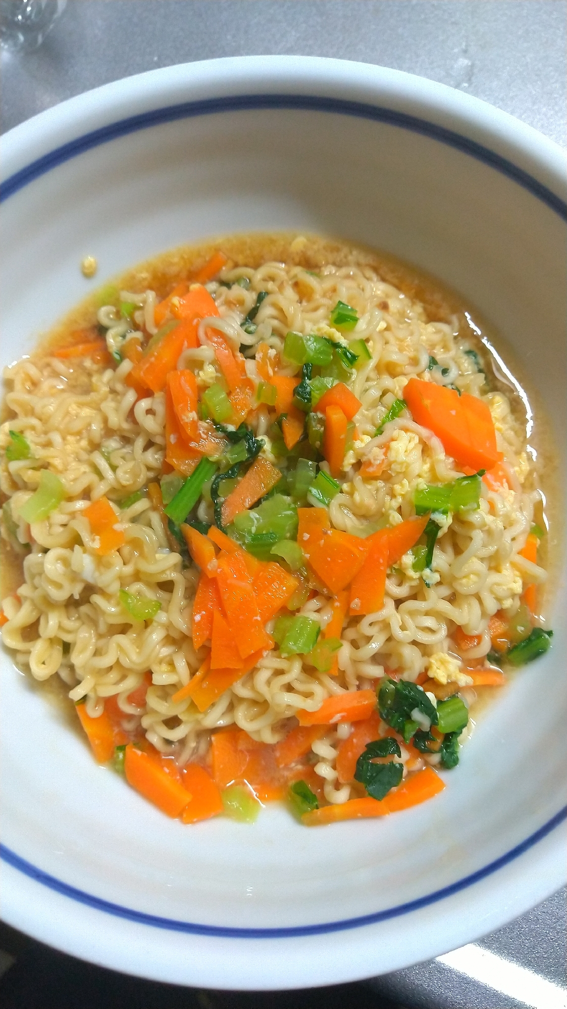 ノンフライ麺の野菜と卵の健康ラーメン