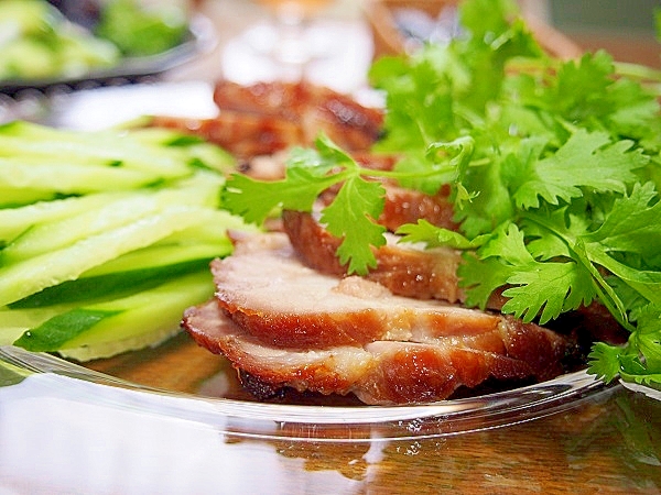 ガラス皿に入ったチャーシューときゅうり、セロリ