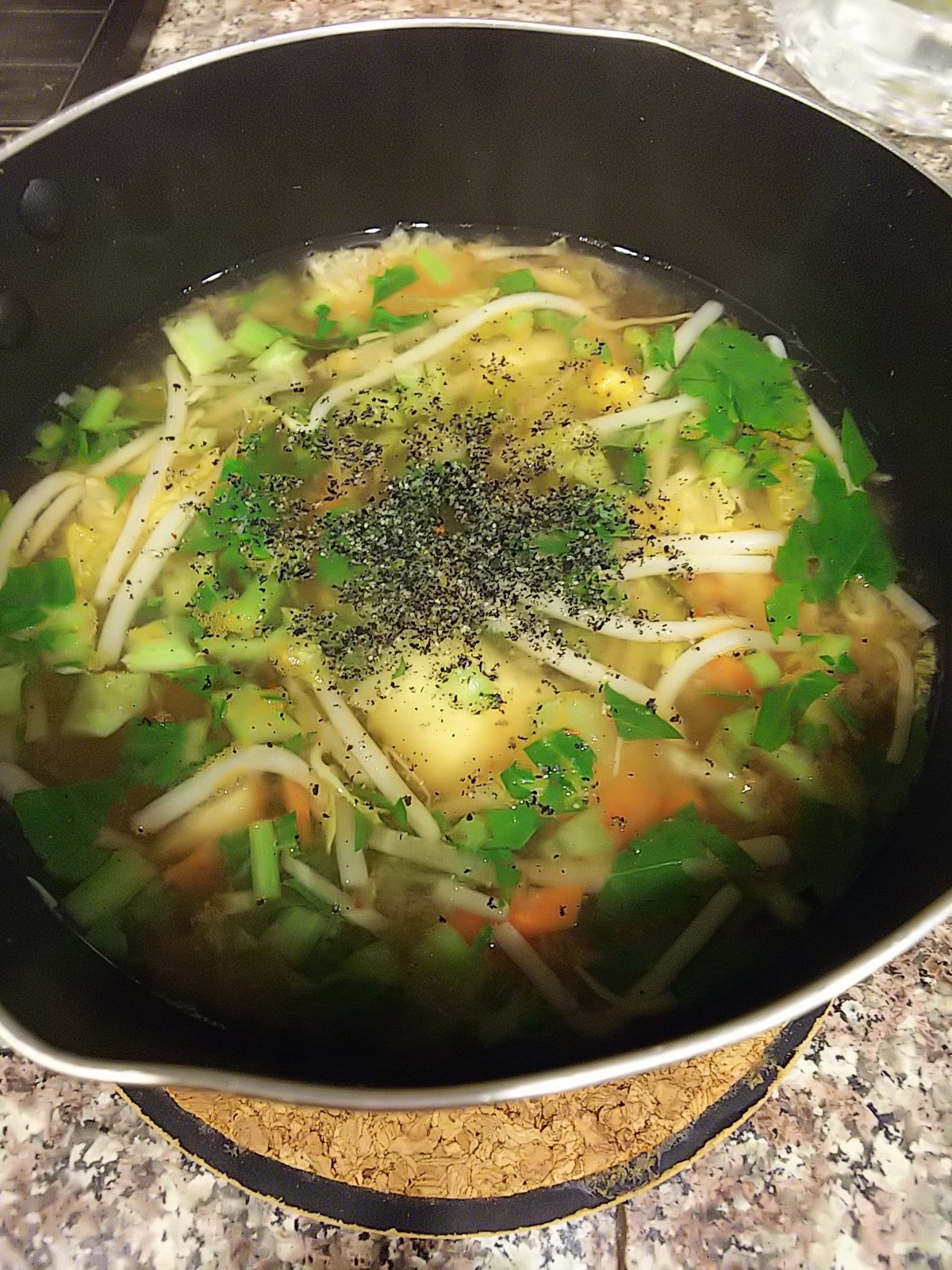 もやしと大根の葉のキムチ味噌スープ