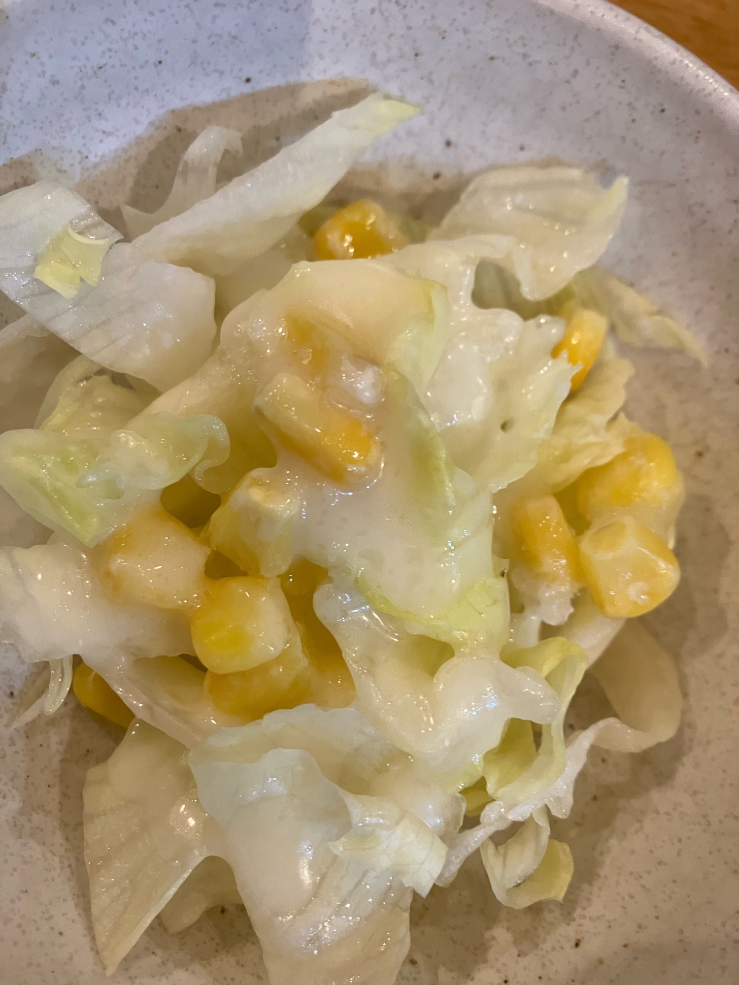 レタスと新玉ねぎとコーンのサラダ