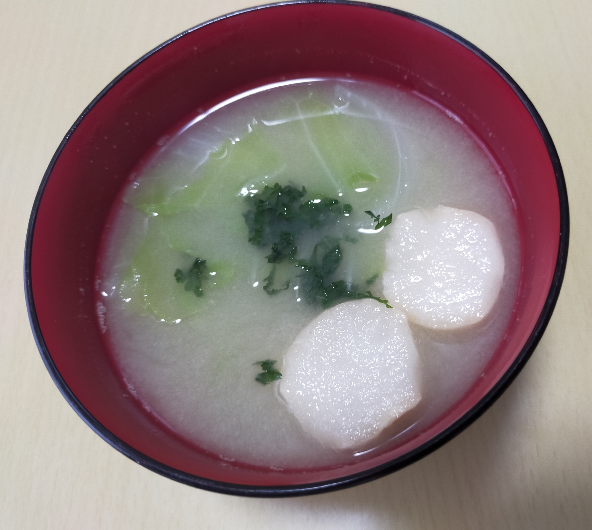 大葉とキャベツと玉ねぎとお麩のお味噌汁♪