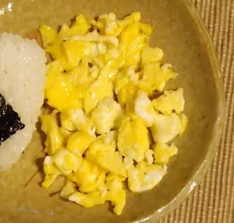 お弁当や丼ぶりに！マヨネーズ入りでふわふわ卵そぼろ