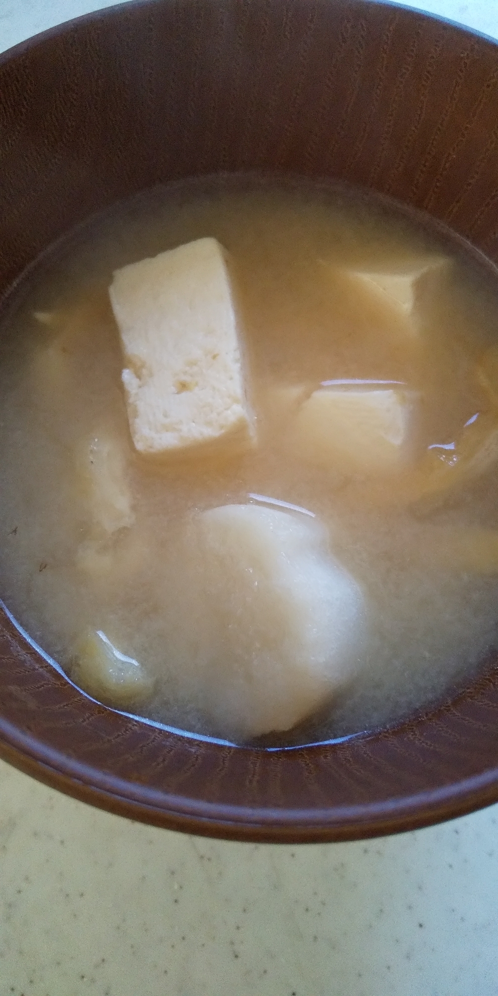 豆腐と油揚げとお麩のお味噌汁
