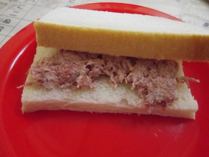 コンビーフとキャベツのサンドイッチ