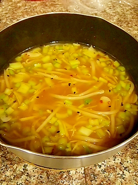 もやしと生姜のわさび風味ご飯スープ