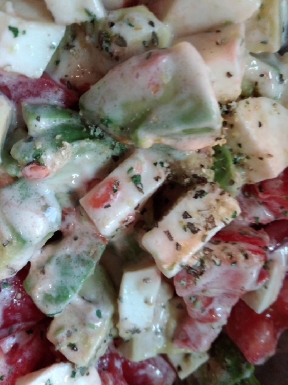 モッツァレラ　トマト　アボカドのカプレーゼ風サラダ