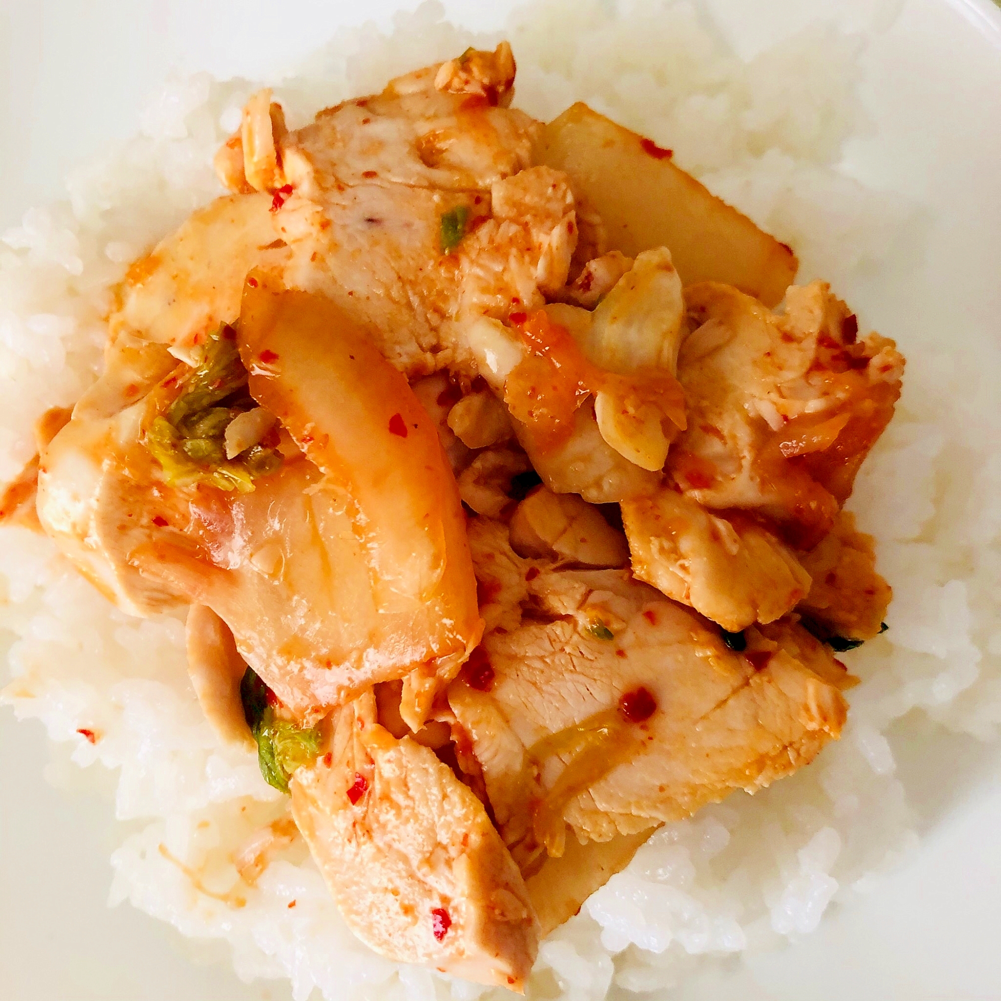 ご飯に鶏ハムのキムチ炒めがのっている